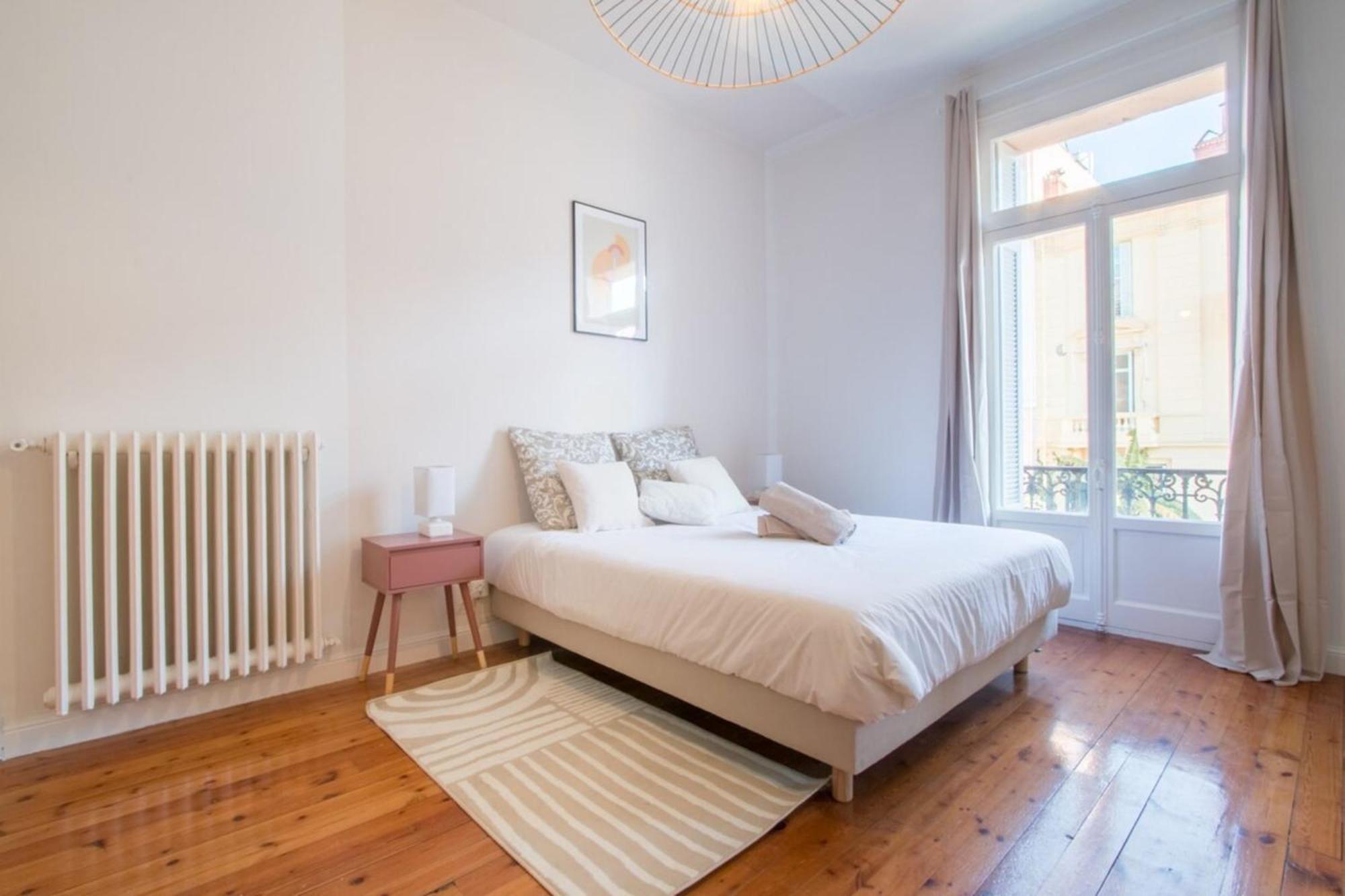 Spacious 2-Bedroom In The Centre Of Mentona Zewnętrze zdjęcie